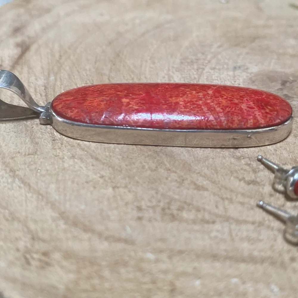 Elegant Red coral & sterling silver pendant 2-1/4 - Picture 2 of 4